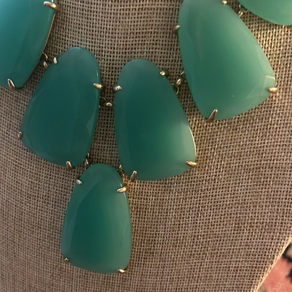Kendra Scott CHALCEDONY Green Harlow Gold Statement Necklace Color 451 - Picture 2 of 3